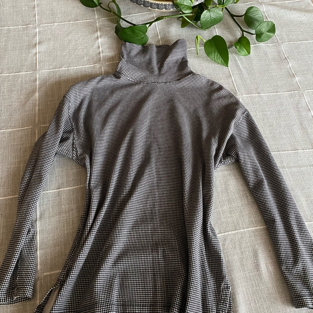 Black and White Checkered TurtleNeck, Size M
